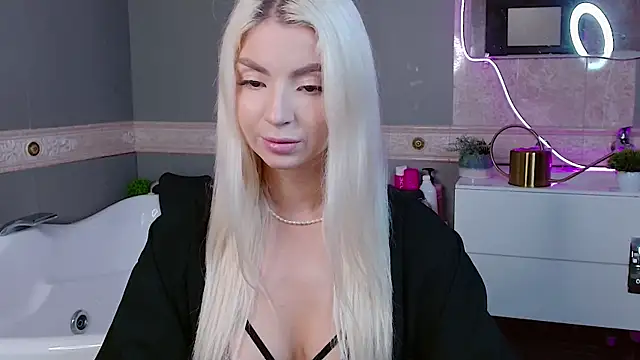 Snapshot of BellaMurre chatting on 05-19-26, 12:44 BellaMurre online show from 05-19-26, 12:44