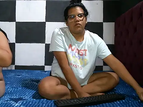 Snapshot of Valery-Khloe chatting on 07-01-26, 02:02 Valery-Khloe online show from 07-01-26, 02:02