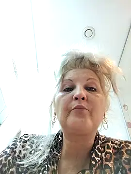 Divineblond online show from 10-24-25, 11:01