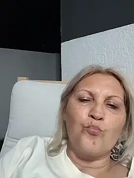 Snapshot of Divineblond chatting on 04-24-26, 06:21 Divineblond online show from 04-24-26, 06:21