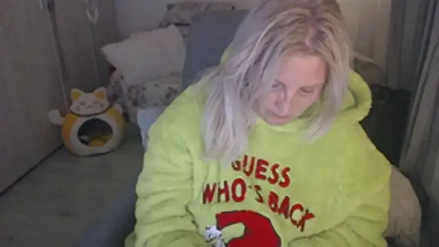 Snapshot of Divineblond chatting on 04-29-26, 06:25 Divineblond online show from 04-29-26, 06:25