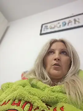 Snapshot of Divineblond chatting on 04-30-26, 06:25 Divineblond online show from 04-30-26, 06:25