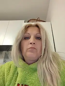 Snapshot of Divineblond chatting on 05-05-26, 07:22 Divineblond online show from 05-05-26, 07:22