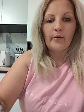 Snapshot of Divineblond chatting on 05-06-26, 08:47 Divineblond online show from 05-06-26, 08:47
