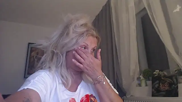 Snapshot of Divineblond chatting on 05-08-26, 11:43 Divineblond online show from 05-08-26, 11:43
