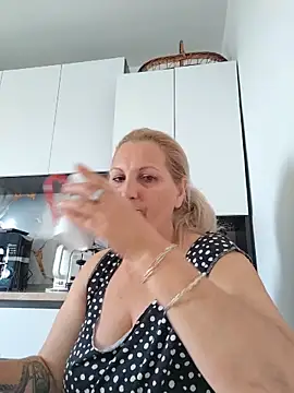 Snapshot of Divineblond chatting on 05-11-26, 03:18 Divineblond online show from 05-11-26, 03:18