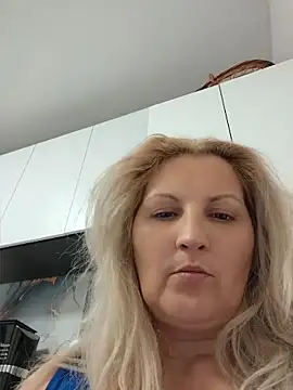 Snapshot of Divineblond chatting on 05-13-26, 11:00 Divineblond online show from 05-13-26, 11:00