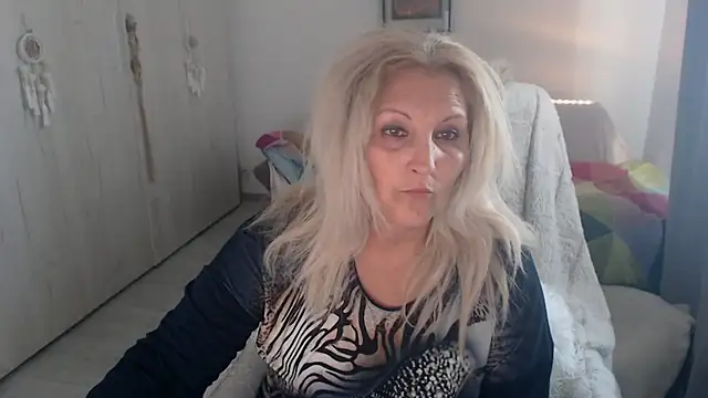 Snapshot of Divineblond chatting on 05-14-26, 03:08 Divineblond online show from 05-14-26, 03:08