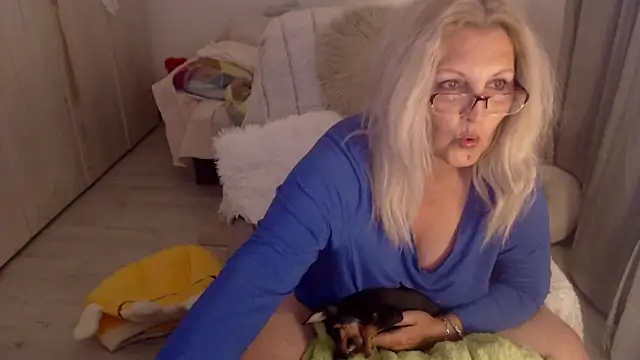 Snapshot of Divineblond chatting on 05-16-26, 02:19 Divineblond online show from 05-16-26, 02:19