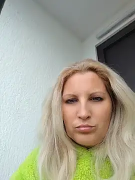Snapshot of Divineblond chatting on 05-17-26, 03:30 Divineblond online show from 05-17-26, 03:30