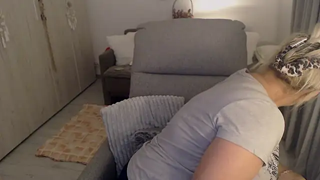 Snapshot of Divineblond chatting on 05-25-26, 07:09 Divineblond online show from 05-25-26, 07:09