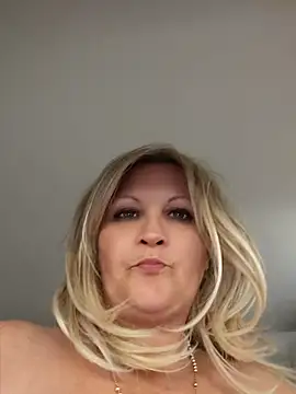 Snapshot of Divineblond chatting on 06-01-26, 11:06 Divineblond online show from 06-01-26, 11:06