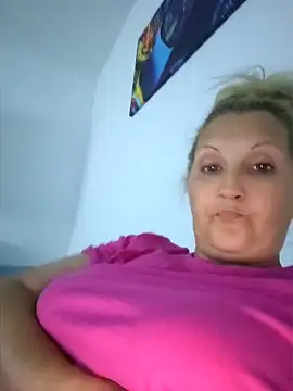 Snapshot of Divineblond chatting on 06-03-26, 10:26 Divineblond online show from 06-03-26, 10:26