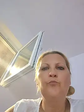 Snapshot of Divineblond chatting on 06-10-26, 08:30 Divineblond online show from 06-10-26, 08:30