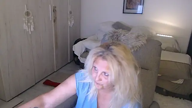 Snapshot of Divineblond chatting on 06-15-26, 09:06 Divineblond online show from 06-15-26, 09:06