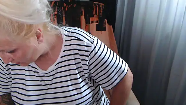 Snapshot of Divineblond chatting on 06-22-26, 01:41 Divineblond online show from 06-22-26, 01:41