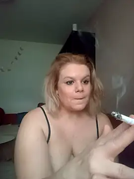 Snapshot of Maryquenn chatting on 06-22-26, 04:37 Maryquenn online show from 06-22-26, 04:37