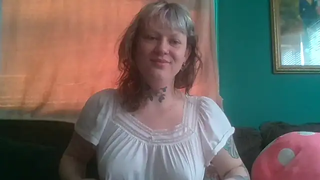 Snapshot of RosieSwitchBitch chatting on 05-06-26, 11:04 RosieSwitchBitch online show from 05-06-26, 11:04