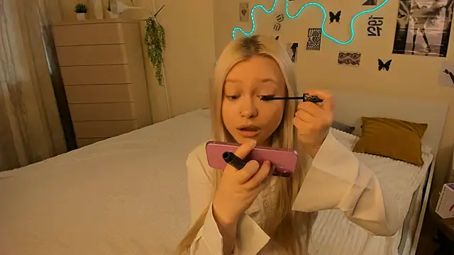 Snapshot of MidnightPoise chatting on 05-06-26, 05:25 MidnightPoise online show from 05-06-26, 05:25