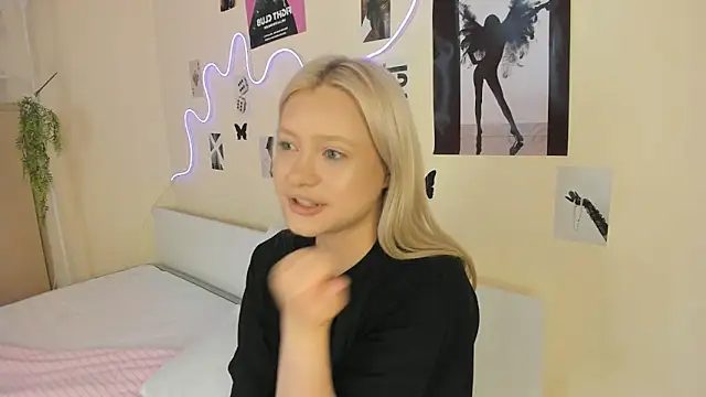 Snapshot of MidnightPoise chatting on 06-11-26, 05:16 MidnightPoise online show from 06-11-26, 05:16
