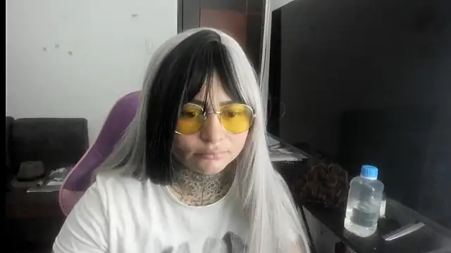 Snapshot of romina23 chatting on 05-19-26, 10:27 romina23 online show from 05-19-26, 10:27