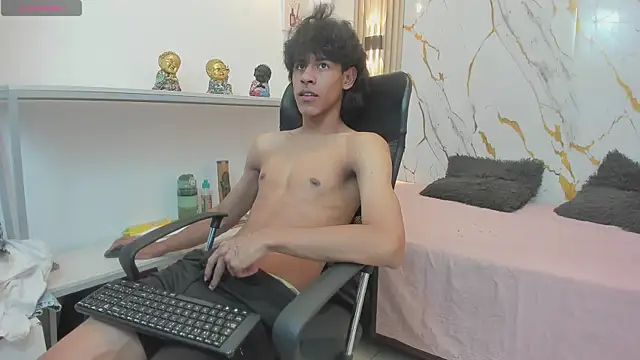 Snapshot of Zayn_Fox32 chatting on 05-09-26, 07:19 Zayn Fox32 online show from 05-09-26, 07:19