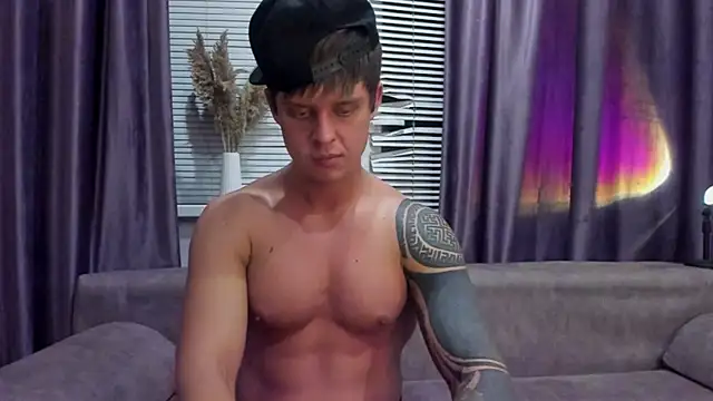 Snapshot of MarcoErra chatting on 06-10-26, 05:01 MarcoErra online show from 06-10-26, 05:01