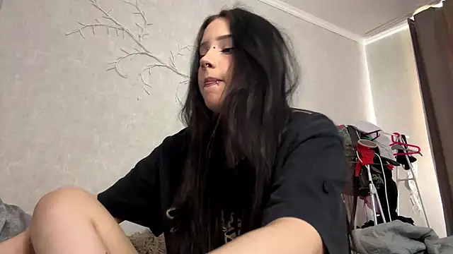 Snapshot of LouisePavlides chatting on 05-15-26, 12:45 LouisePavlides online show from 05-15-26, 12:45