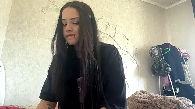 Snapshot of LouisePavlides chatting on 05-27-26, 01:30 LouisePavlides online show from 05-27-26, 01:30