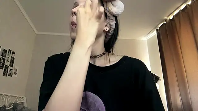 Snapshot of LouisePavlides chatting on 06-11-26, 12:14 LouisePavlides online show from 06-11-26, 12:14