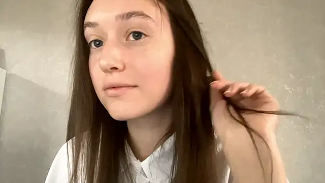 LisaSunrise online show from 04-28-26, 01:26