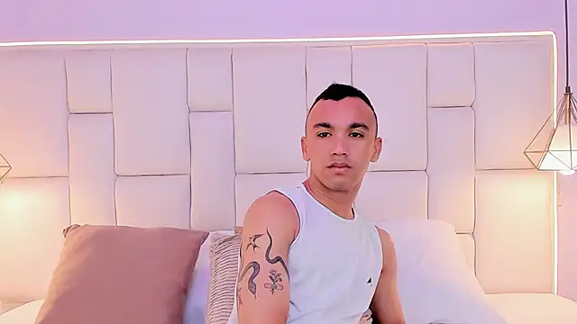 Snapshot of AndresSolorzano1 chatting on 05-15-26, 11:39 AndresSolorzano1 online show from 05-15-26, 11:39