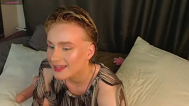 Snapshot of cumboydoll chatting on 05-20-26, 09:10 cumboydoll online show from 05-20-26, 09:10