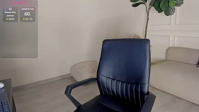 Snapshot of MayaLee_ chatting on 06-18-26, 02:12 MayaLee online show from 06-18-26, 02:12