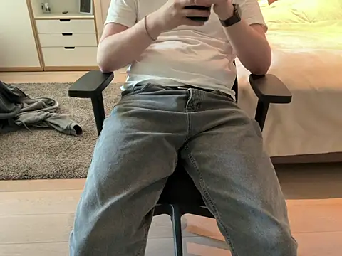 hotbiboy2003 online show from 04-28-26, 02:00