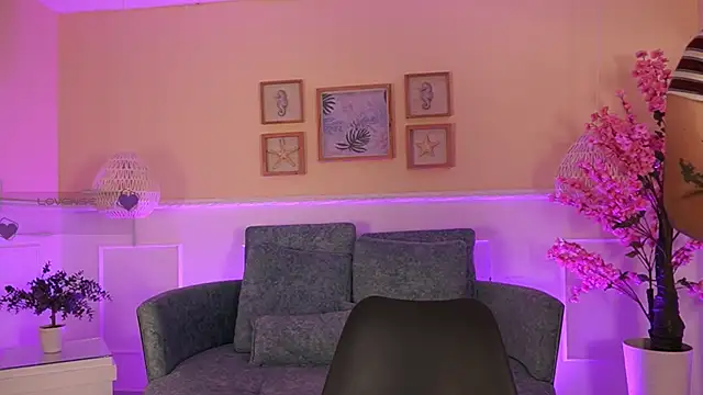 Snapshot of VioletJoness_ chatting on 06-02-26, 11:34 VioletJoness online show from 06-02-26, 11:34