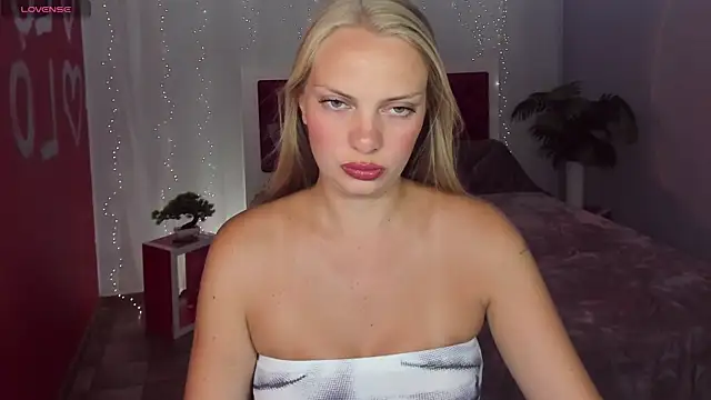 Snapshot of NancyGlamour chatting on 08-06-26, 12:29 NancyGlamour online show from 08-06-26, 12:29