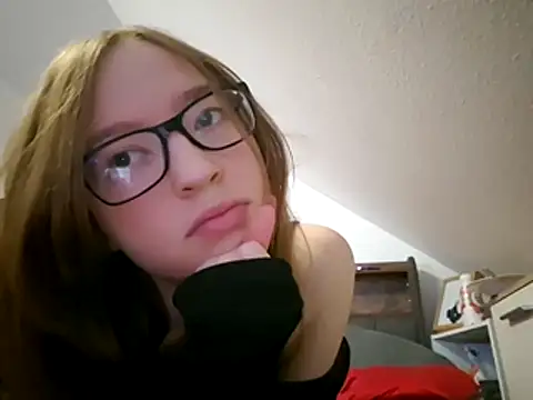 Snapshot of Freaky-Doll chatting on 05-09-26, 05:07 Freaky-Doll online show from 05-09-26, 05:07