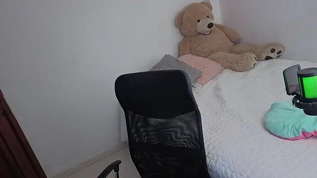 Snapshot of valerihouse_ chatting on 06-21-26, 02:14 valerihouse online show from 06-21-26, 02:14