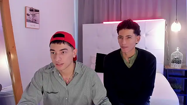 Snapshot of Alejo-and-Thiago chatting on 05-05-26, 12:24 Alejo-and-Thiago online show from 05-05-26, 12:24