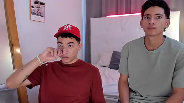 Snapshot of Alejo-and-Thiago chatting on 05-06-26, 12:32 Alejo-and-Thiago online show from 05-06-26, 12:32