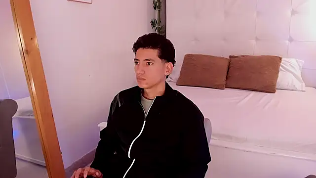 Snapshot of Alejo-and-Thiago chatting on 06-08-26, 01:11 Alejo-and-Thiago online show from 06-08-26, 01:11