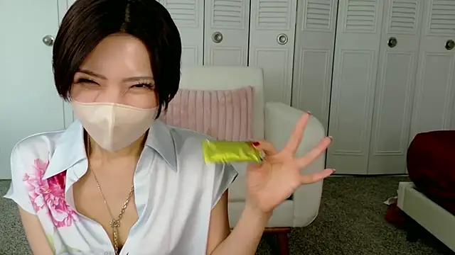 Snapshot of Naomi_00122 chatting on 05-09-26, 02:11 Naomi 00122 online show from 05-09-26, 02:11
