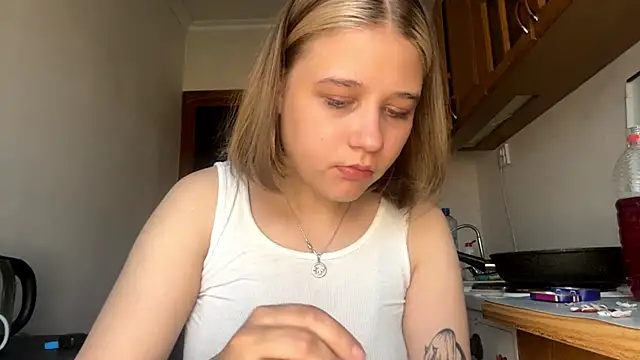 Snapshot of HildeConery chatting on 05-26-26, 12:23 HildeConery online show from 05-26-26, 12:23