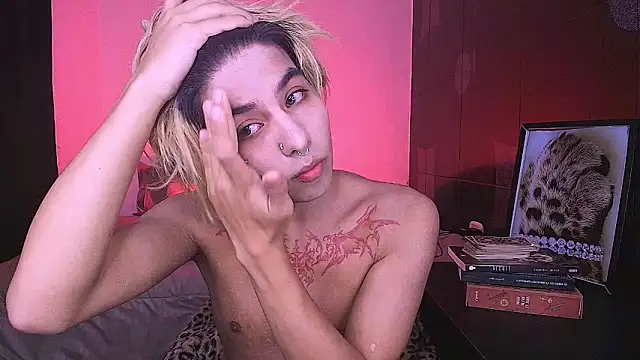 Snapshot of Aronn_44 chatting on 05-16-26, 03:55 Aronn 44 online show from 05-16-26, 03:55