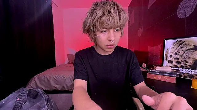 Snapshot of Aronn_44 chatting on 05-24-26, 05:40 Aronn 44 online show from 05-24-26, 05:40