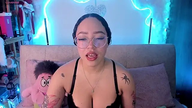 Snapshot of liz_martins1 chatting on 07-21-26, 02:14 liz martins1 online show from 07-21-26, 02:14