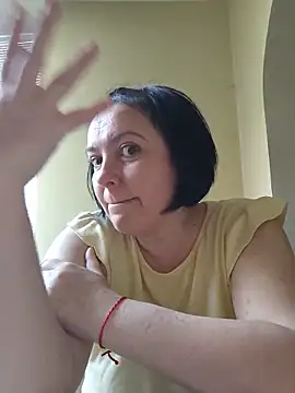Snapshot of EmmaEmmy40 chatting on 05-19-26, 04:24 EmmaEmmy40 online show from 05-19-26, 04:24