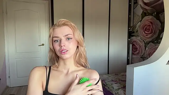 Snapshot of ScarlettRosy chatting on 05-14-26, 03:46 ScarlettRosy online show from 05-14-26, 03:46