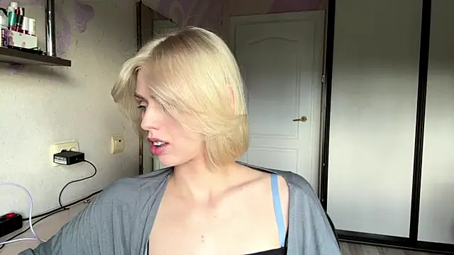 Snapshot of ScarlettRosy chatting on 06-15-26, 04:09 ScarlettRosy online show from 06-15-26, 04:09